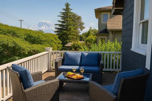 University District House | Sunny Seattle Home Mt Rainier UW Steps Away