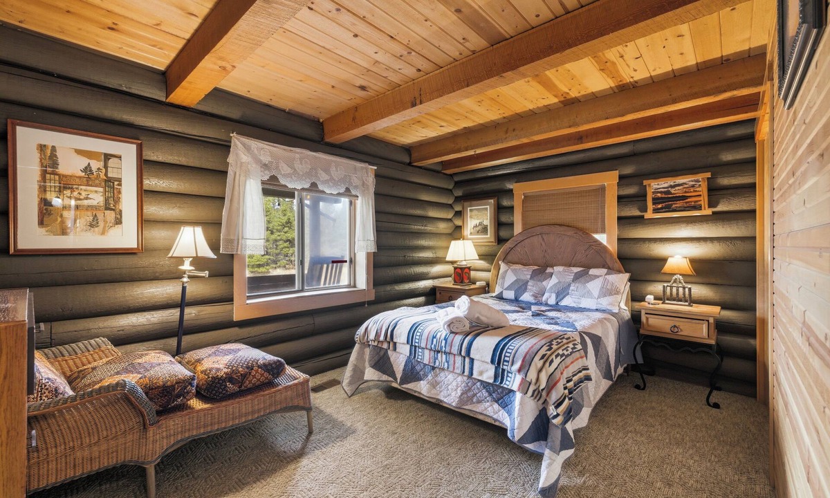 Oregon Water Wonderland Cabin | Sunriver Riverfront Log Cabin With Hot Tub