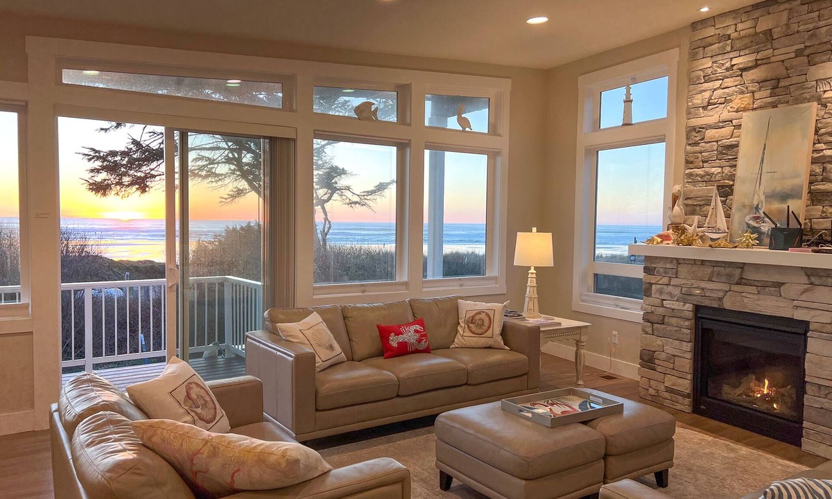 Neahkahnie Beach House | Sunset Hideaway ~ Oceanfront across from the beach, 14 min walk to restaurants