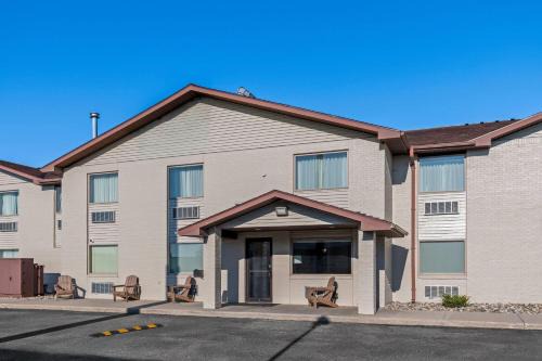 Perham Hotel | Super 8 by Wyndham Perham