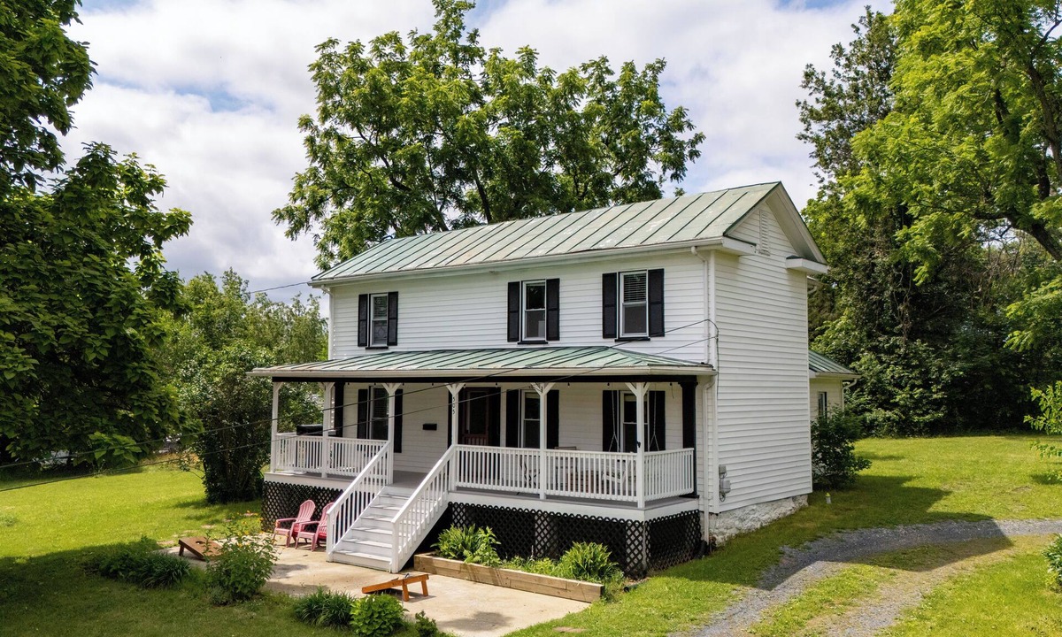 Luray House | Super Cozy 5 Acre Farmhouse in Luray - Close to Everything