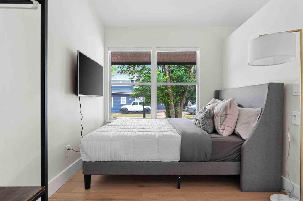 West Campus Apartment | Superb location steps to DT and UT