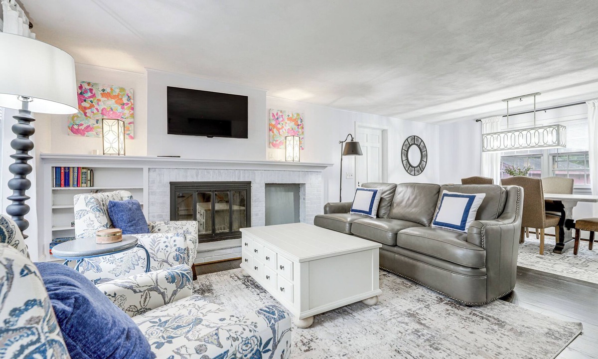 Gilman House | Thames River Fun! Sunny Retreat in Quaker Hill