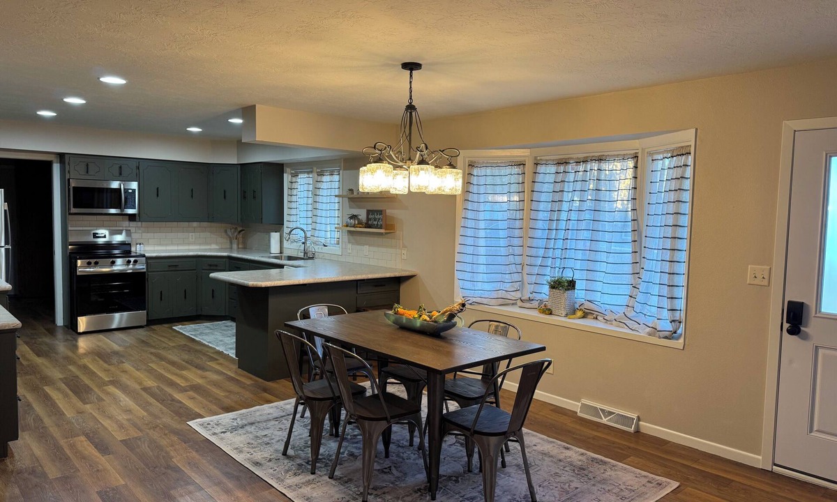 Orange City House | The Amsterdam Abode- Located on Quiet Cul-de-sac With No Backyard Neighbors