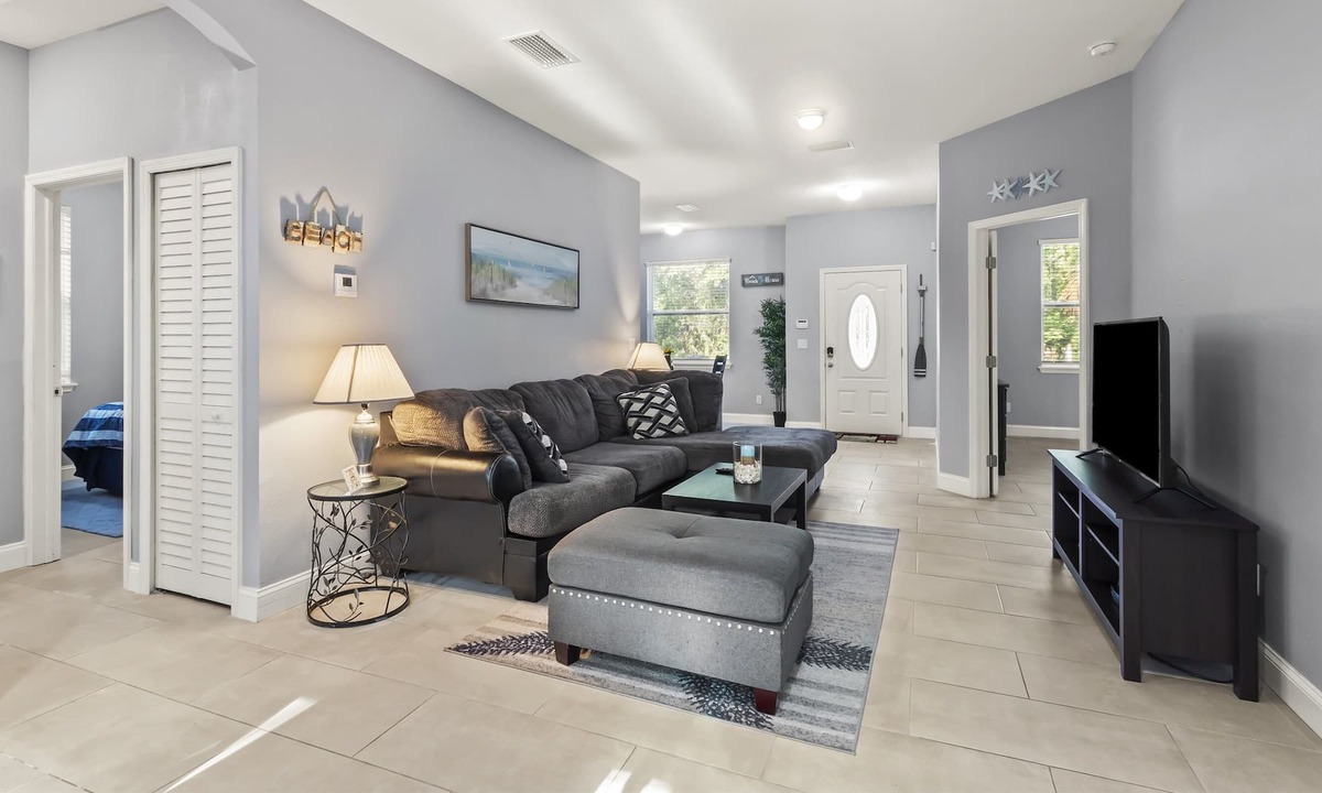 Clair-Mel City House | The Blue Marlin House-4BR/2BATH-Arcade-Fast Wifi