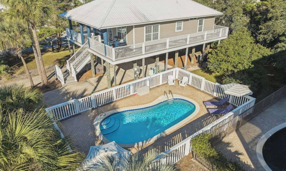 Gulfview Heights House | The Blue Parrot Cottage: ONE BLOCK TO BEACH ACCESS, PRIVATE POOL, SLEEPS 6!