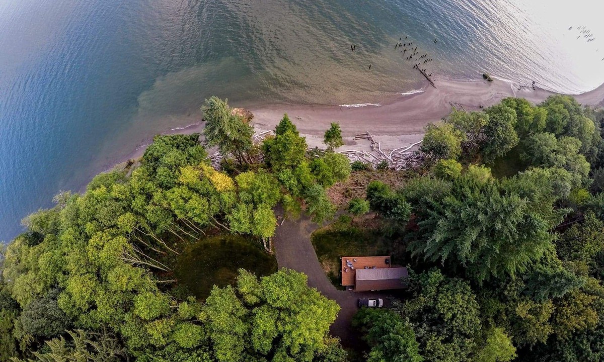 Rosburg Cabin | The Coho Cabin is located at the historic fishing town of Pillar Rock.