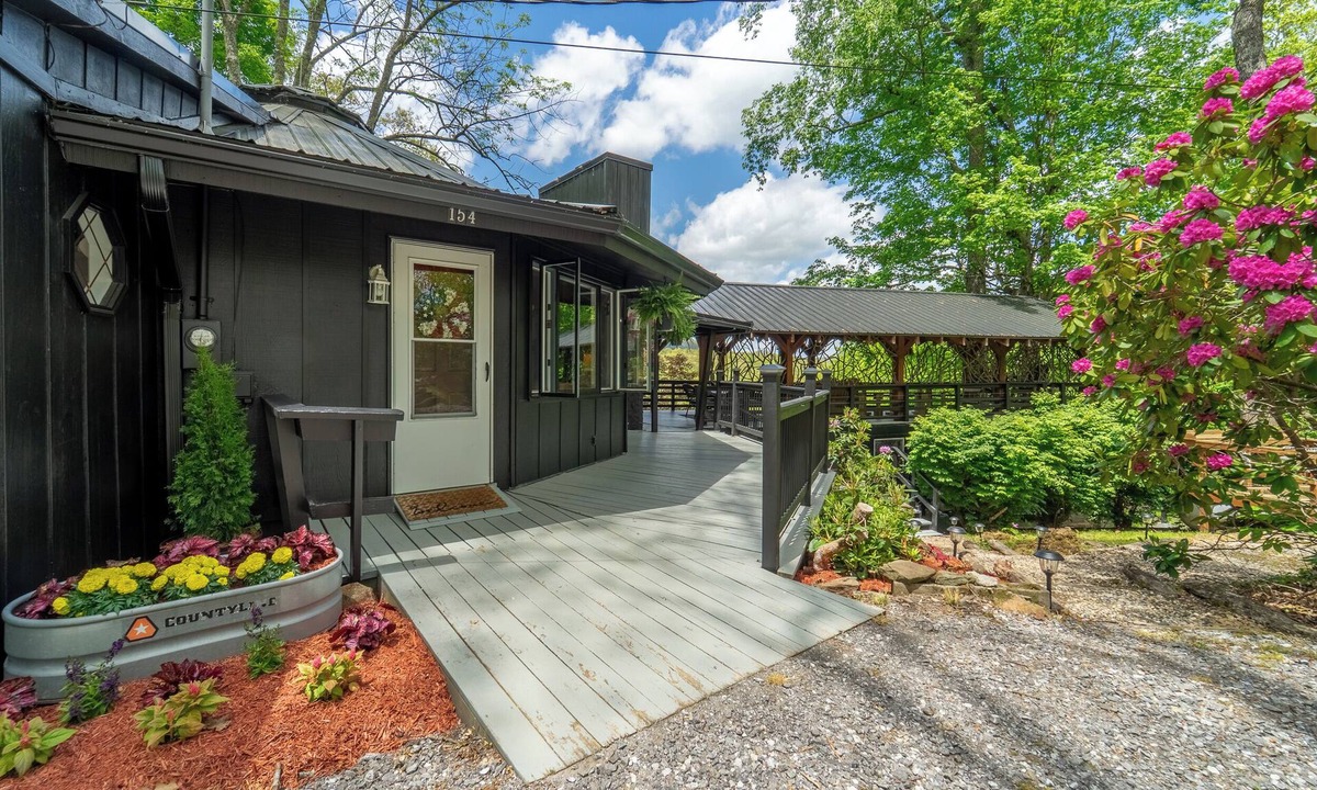 Mountain Cabin | The Cullowhee Cabin | Restful Retreat | Mountain View | Fire Pit | Games