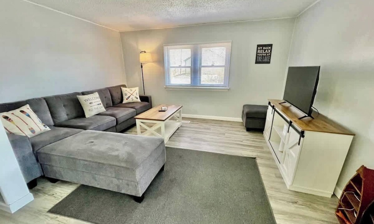 Madison House | The Grandview Lake House | Sleeps 8 | Dog Friendly