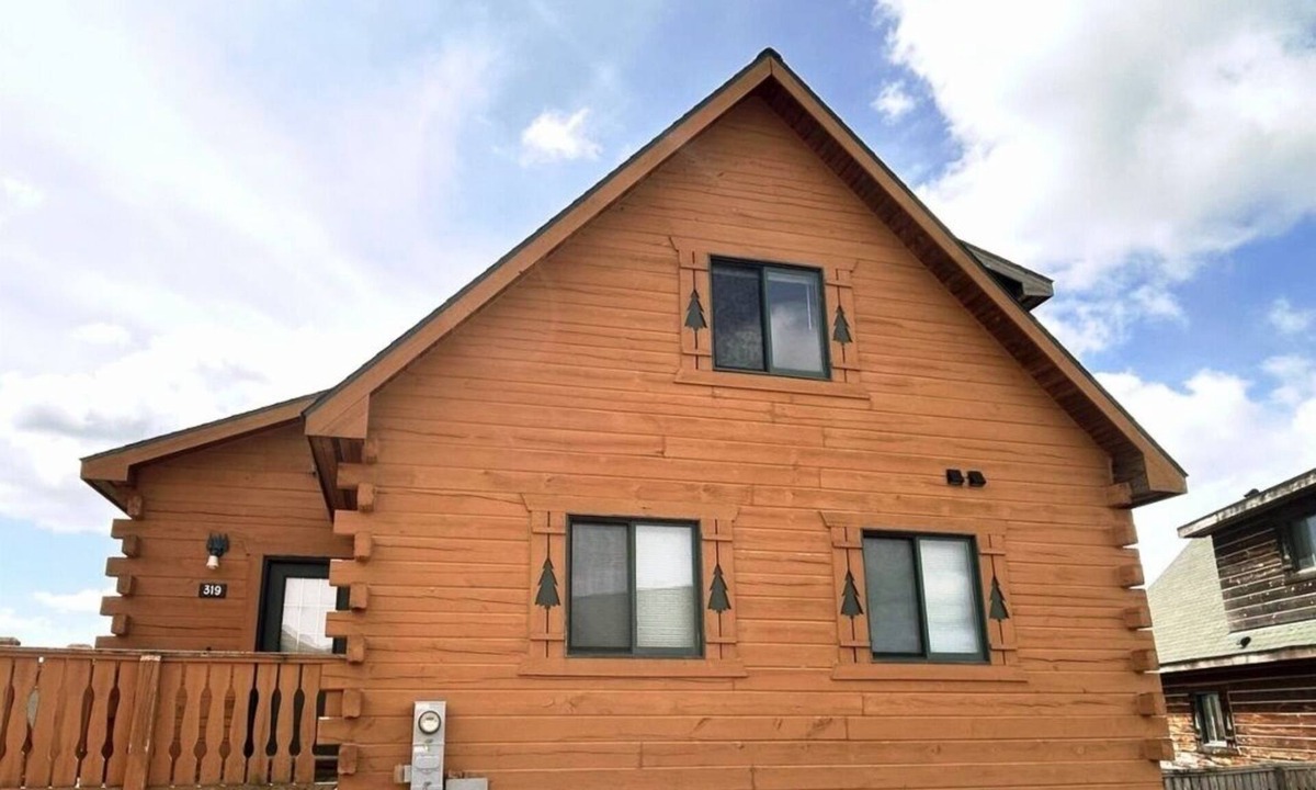 Warrens Cabin | The Green Bear Cabin (Unit A) Near Jellystone/Three Bears Resort in Warrens, WI