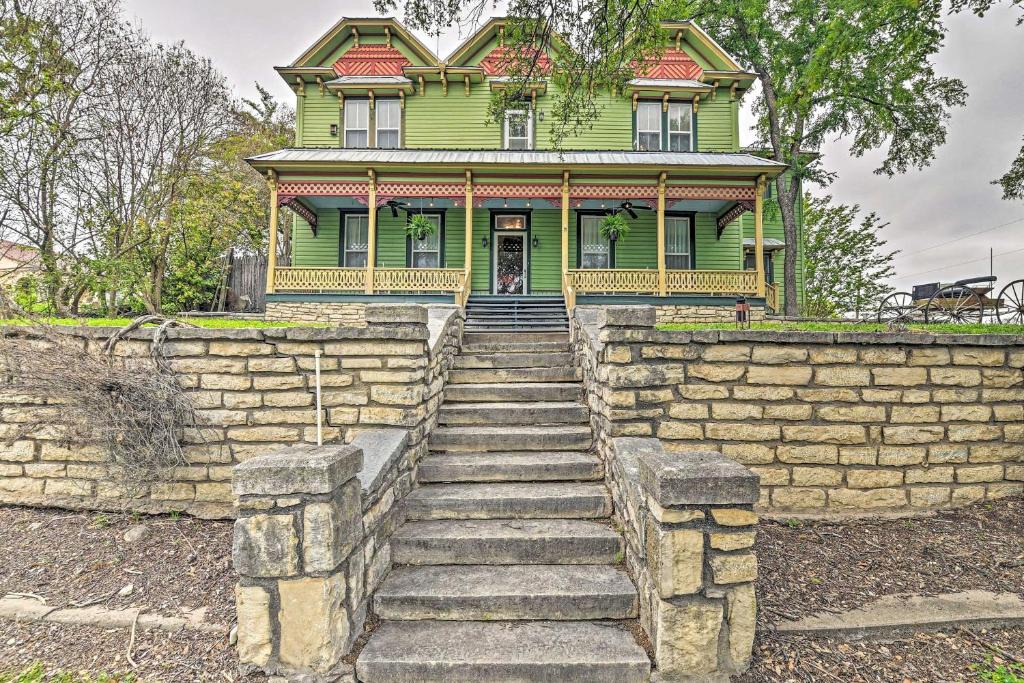 Glen Rose House | The Lilly House: Historic Glen Rose Home w/Porch!