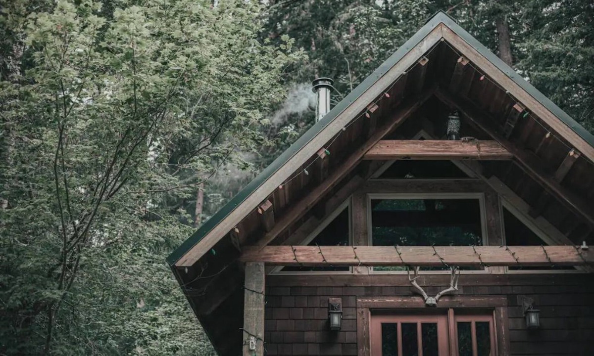 Skykomish Cabin | The Lodge @ SkyCamp: Cozy cabin with hot tub 15min from Stevens Pass