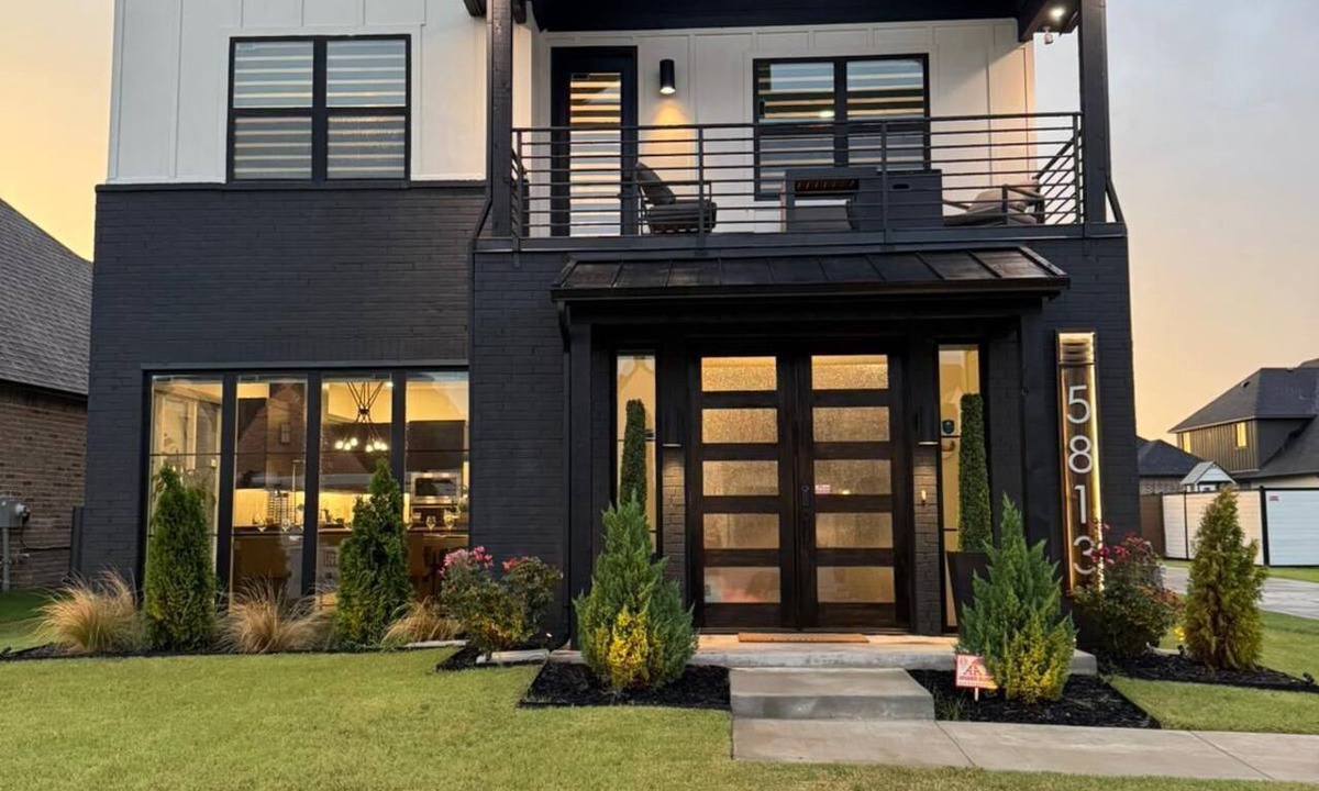 Bixby House | The Madrigal House. Spacious Luxury Stay in Bixby, OK. Near Tulsa