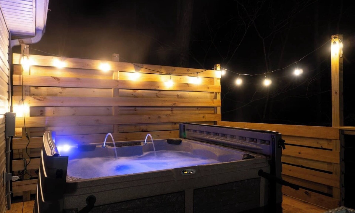 Beauty House | The Mountain Magnolia *Hot tub on private deck*