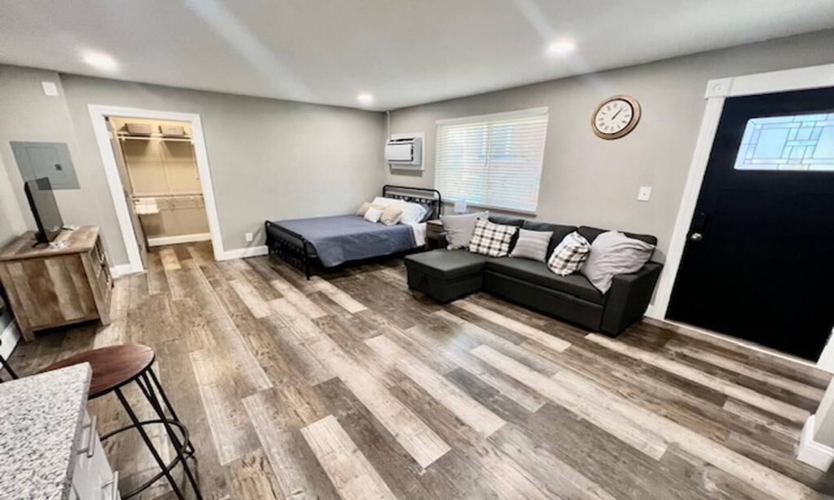 Avondale Apartment | The Professional's Choice- short walk to 3 hospitals