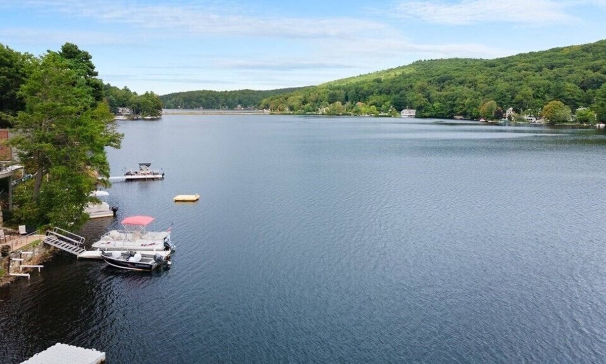 Holland House | Tranquil Lake house on Hamilton Reservoir. Sleeps 7 comfortably