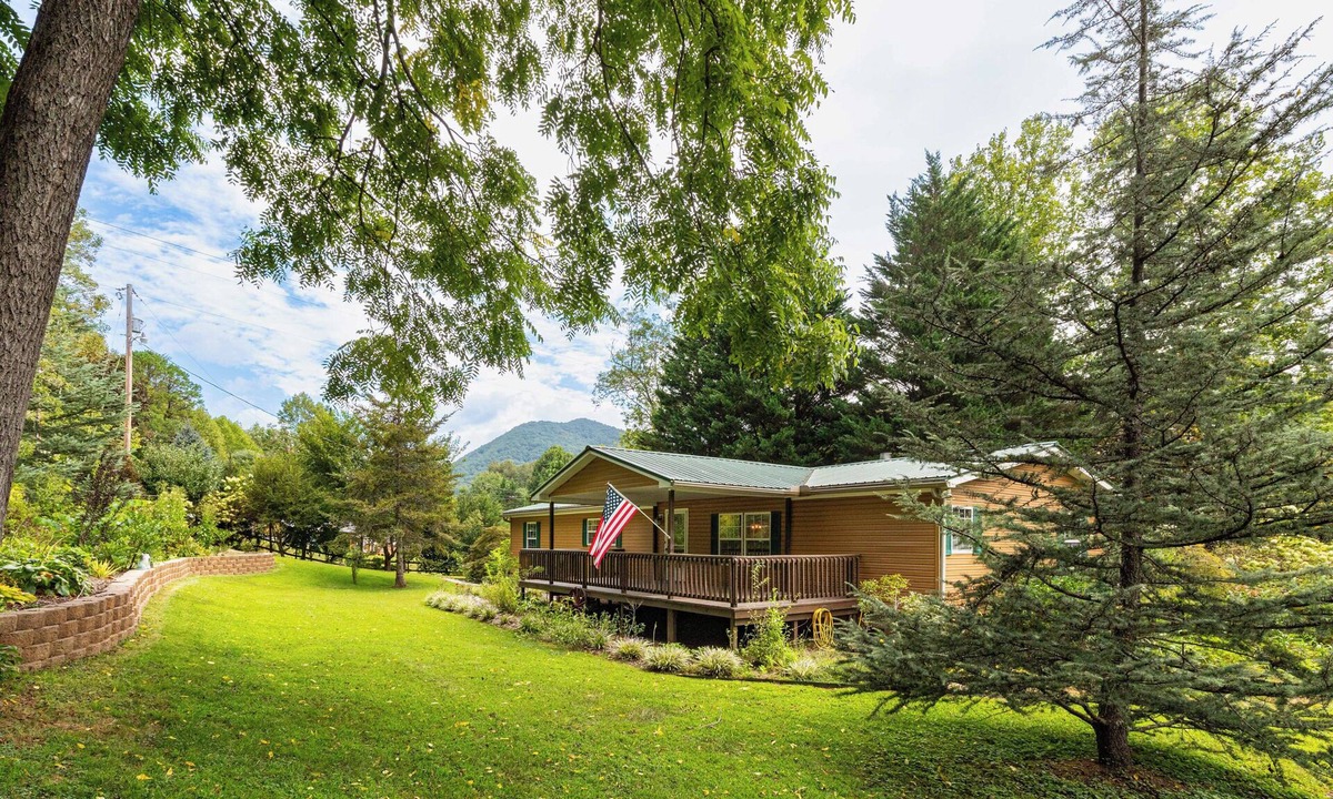 Sylva House | Tuckaseegee Riverfront Cabin. Trout fishing, Tubing, Firepit, Near Sylva