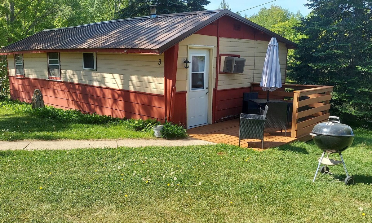 Tomahawk Resort | Twin Bay Resort Lakeside Cabin #3