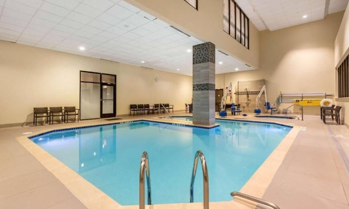 West End Hotel | Two 1BR King Suites | 5-Min Drive to White House | Free Breakfast w/Pool Access
