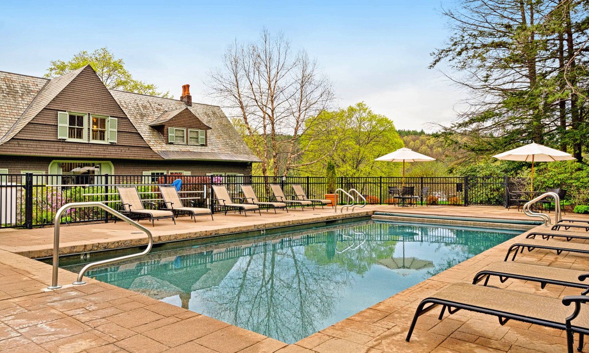 Proctorsville Condo | Two-story townhome with forest/mountain view, gas fireplace, pool, gym & saunas