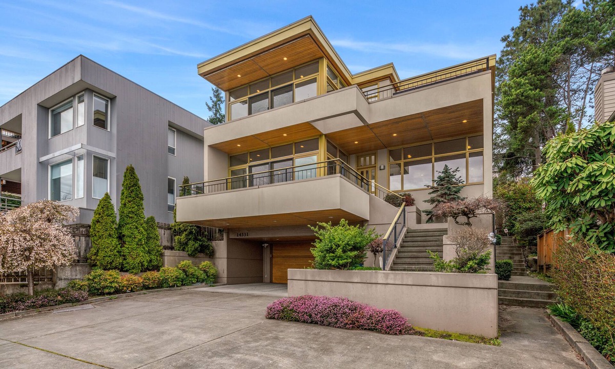 Cedar Heights House | Unique Seattle Gem: 5BR + 3.5BA w/lake & mountain views, AC, close to transit