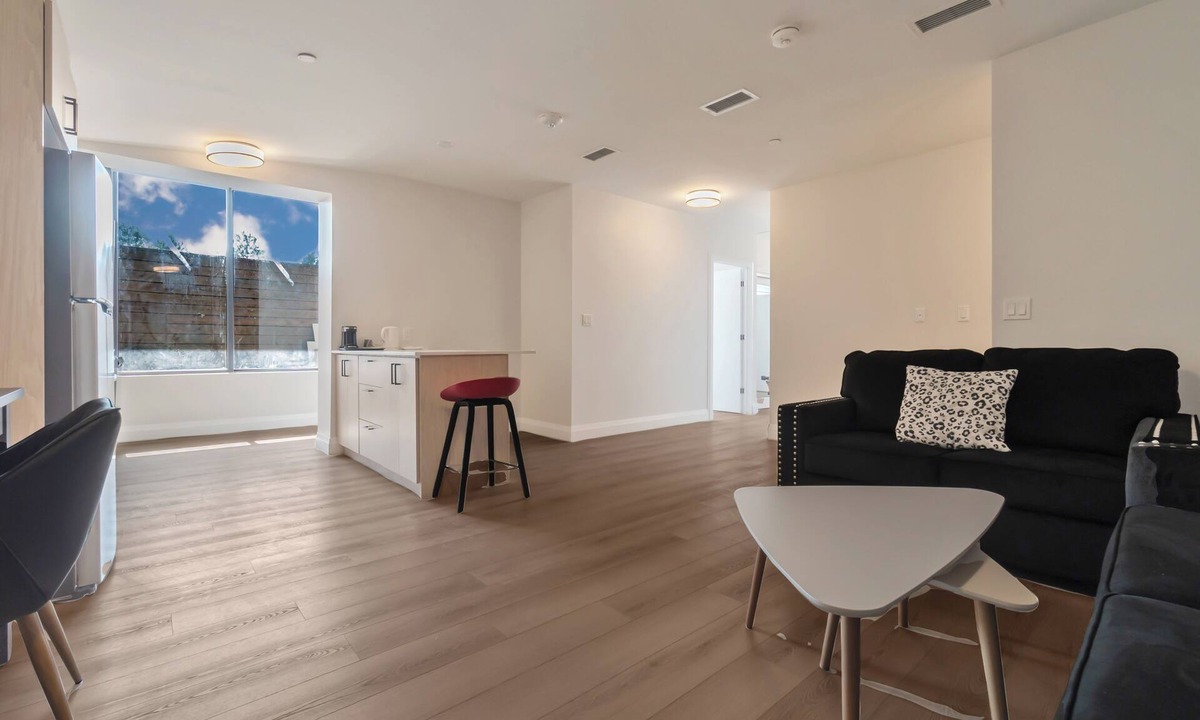 Dean Park Apartment | Unit 3 - Modern Fully Furnished 3 Bedroom Apartment