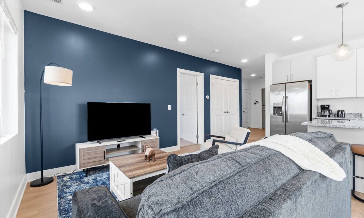 Little Italy Apartment | University Circle | Sleeps 6, Free Park, W/D & GYM