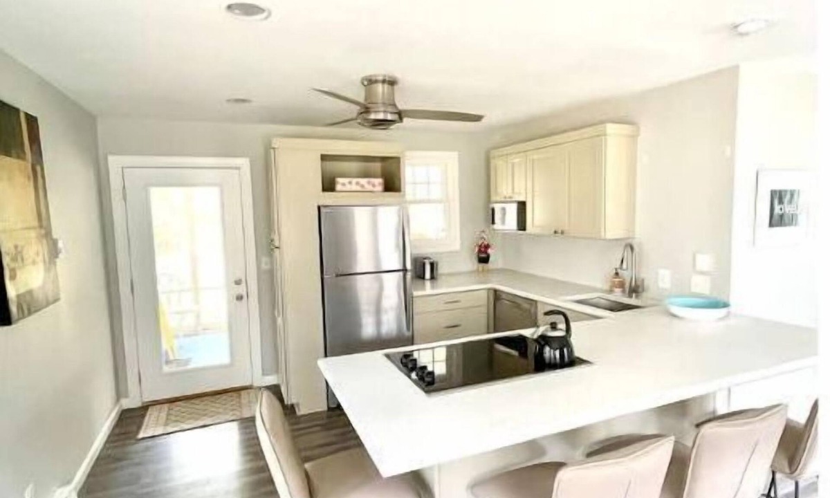 Lakeside House | Updated, bright, and peaceful cottage in Lakeside