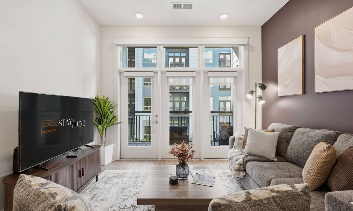 Second Ward Apartment | Urban Escape - Free Parking, Pool, Gym