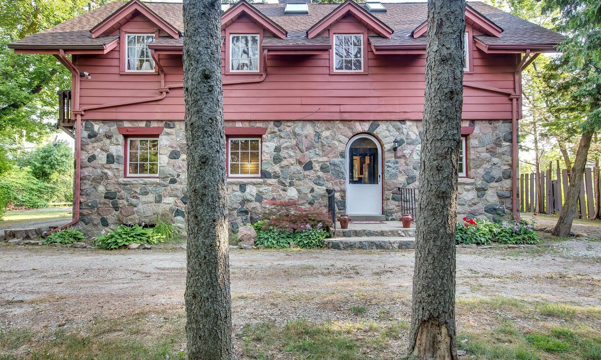 Ann Arbor House | Vacation Home Offering Country Setting. Weddings not allowed.