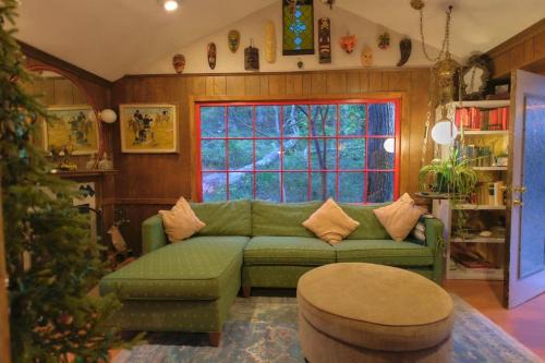 Linden House | Vintage Lovers` Cabin with Jacuzzi & Lake Access