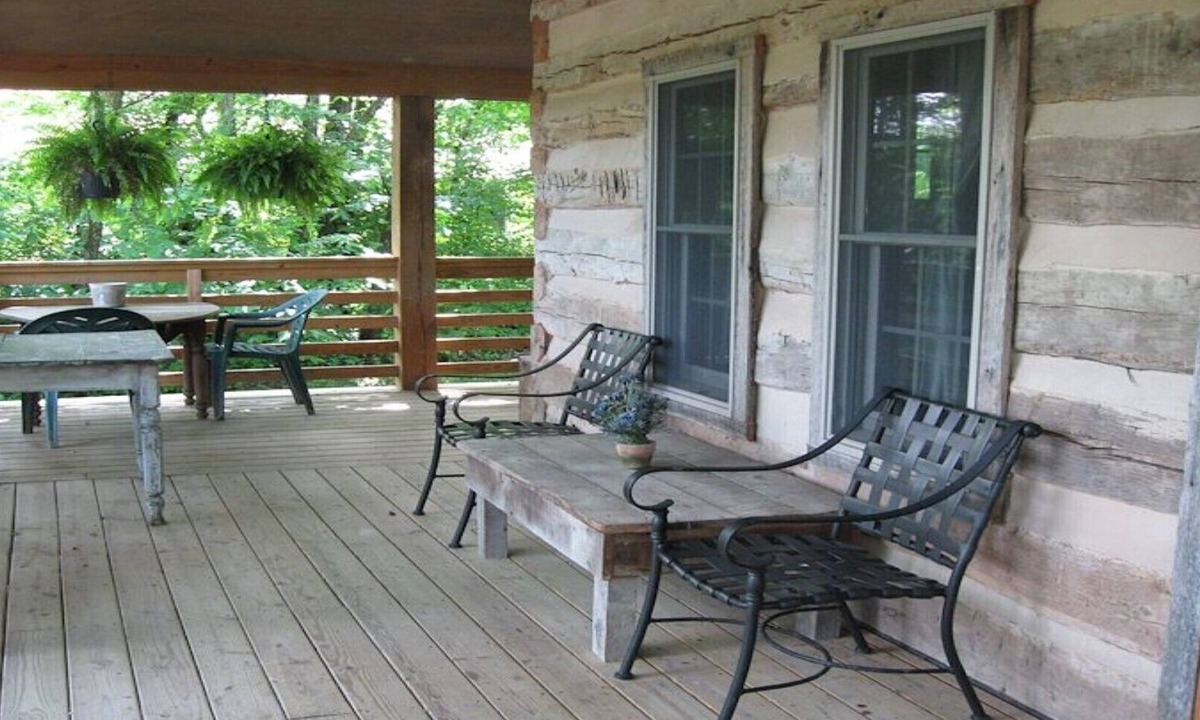 Luray Cabin | Vintage River Cabin, Log, Riverfront, Fireplace, dock, hottub, skylights, CHARM