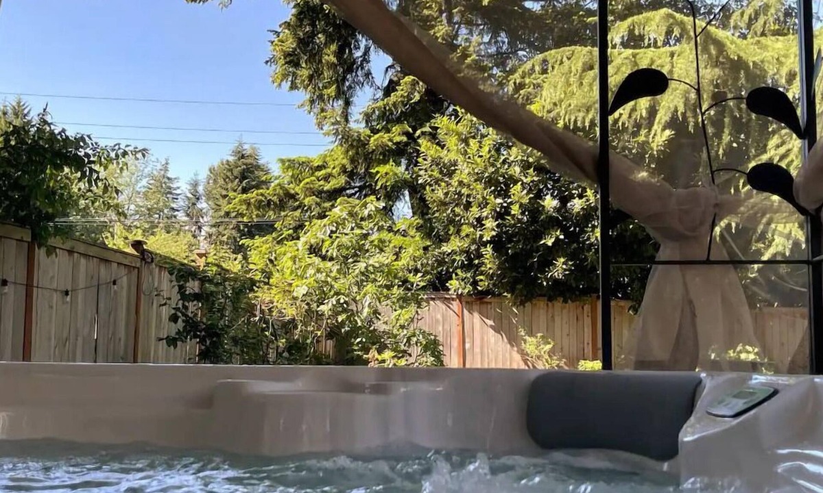SeaTac House | Walk 2 Light Rail-Quiet-HotTub-0.5 mi 2 Airport-Food, Shopping, Fun!