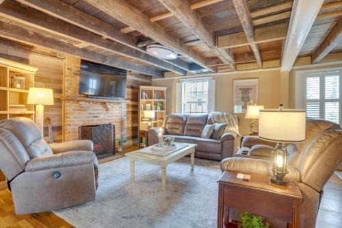 Falmouth House | Walk to Beach: Historical Fredericksburg Home