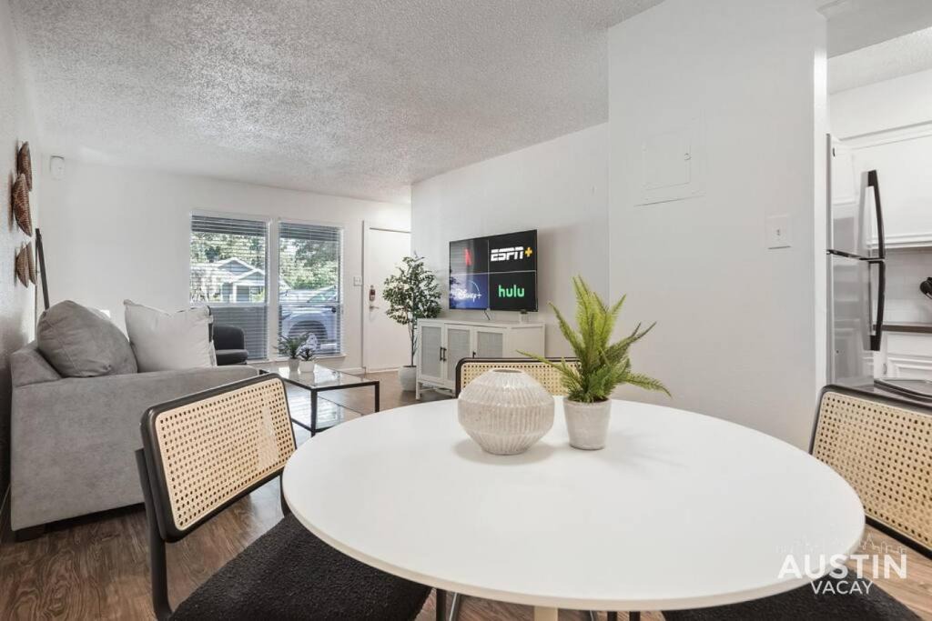 Hyde Park Apartment | Walk to Everything - Fun Hyde Park Space King Bed
