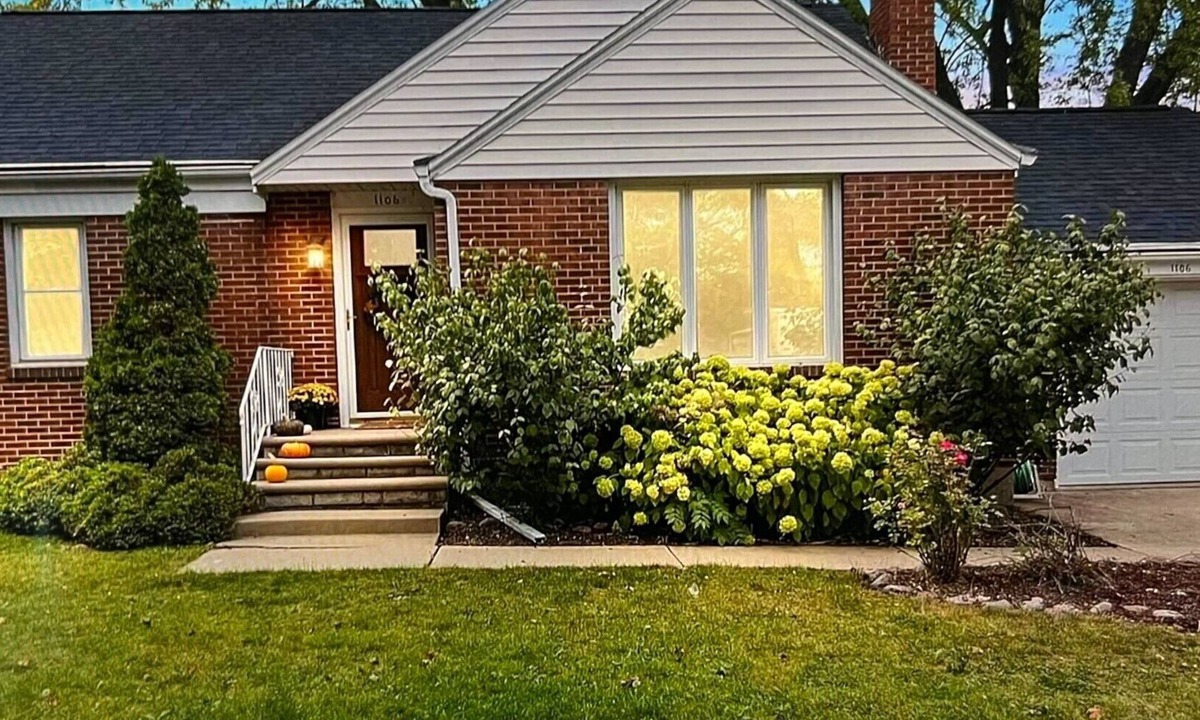 Green Bay House | Walk to Lambeau! - Bart Starr 3 Bedroom house near Marquette Park, Sleeps 10