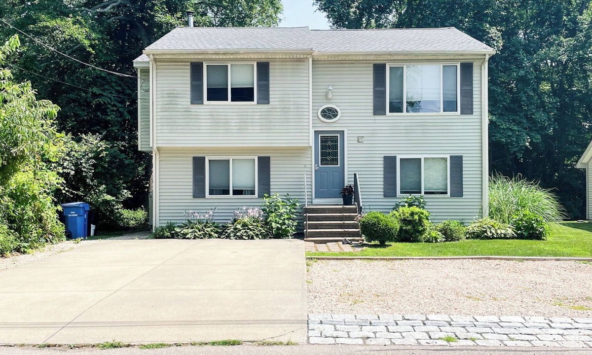 Saunderstown House | Walk to private community beach on Narrow River