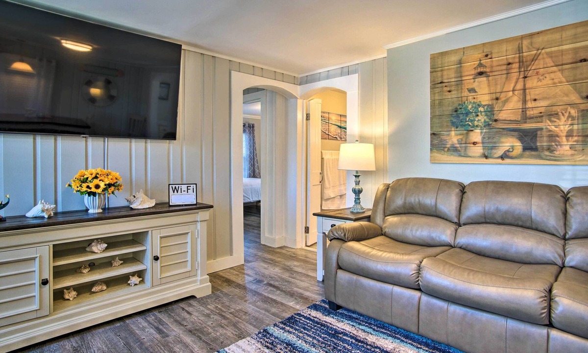Wareham Center Cottage | Walk to Swift's Beach! Classic Cottage w/Deck