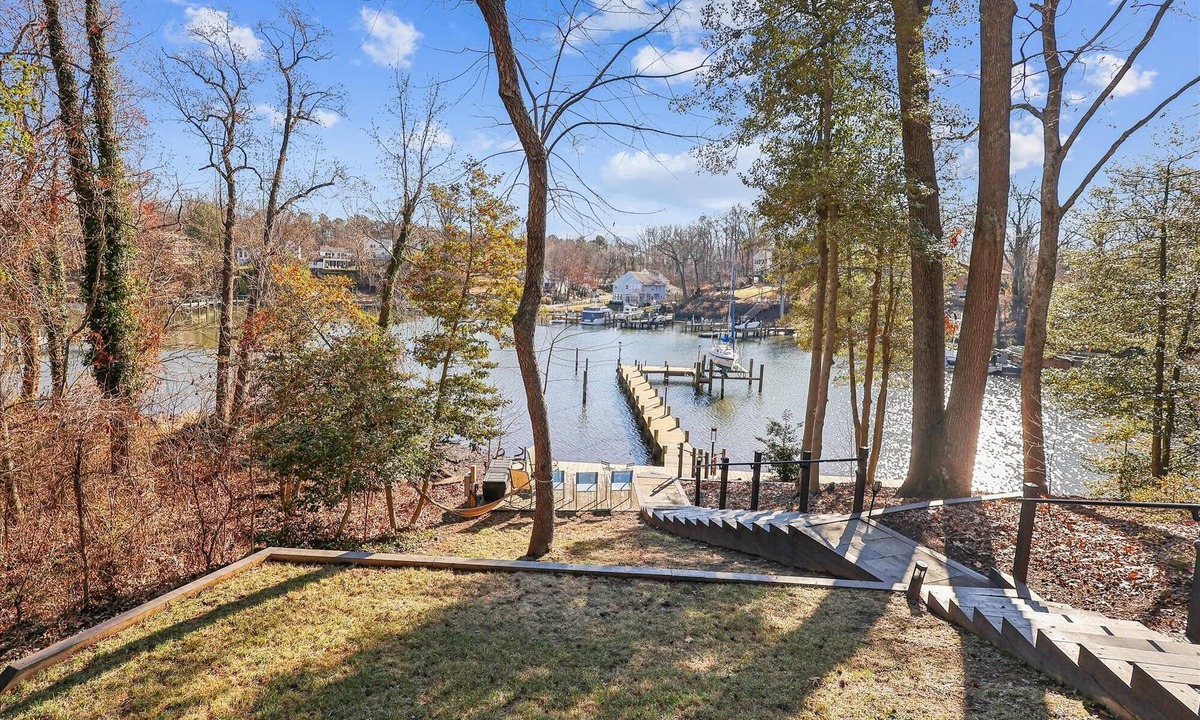 Arnold House | Waterfront home: history, nature and comfort