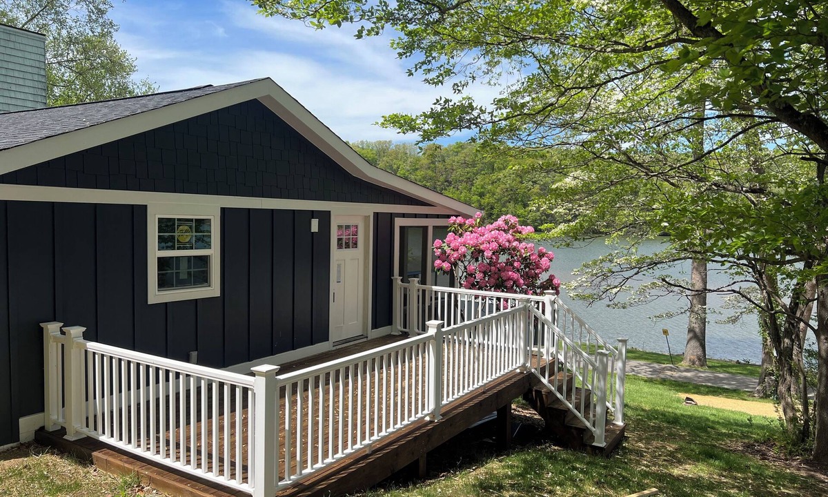 Hiwassee Cottage | Waterfront Paddles & Pours Cottage on Claytor Lake