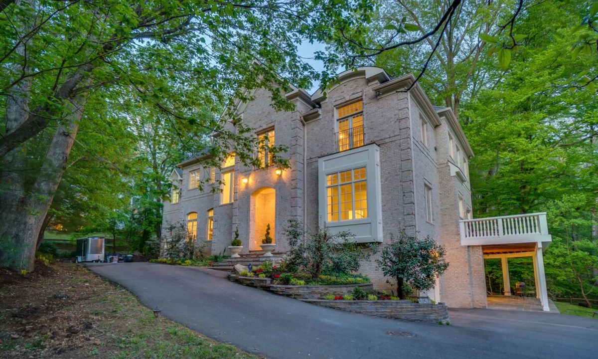 McLean House | Wedding Venue - Maison D'artagnan on Pimmit Run - Great for Extended Stays