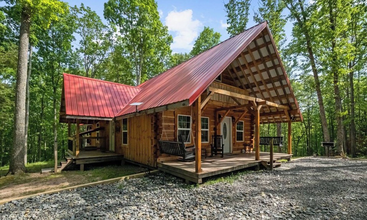 Kegley Cabin | Welcome to DeepWoods Lodge at Hatfield McCoy. 3BR Mountain Log home on 22 acres.