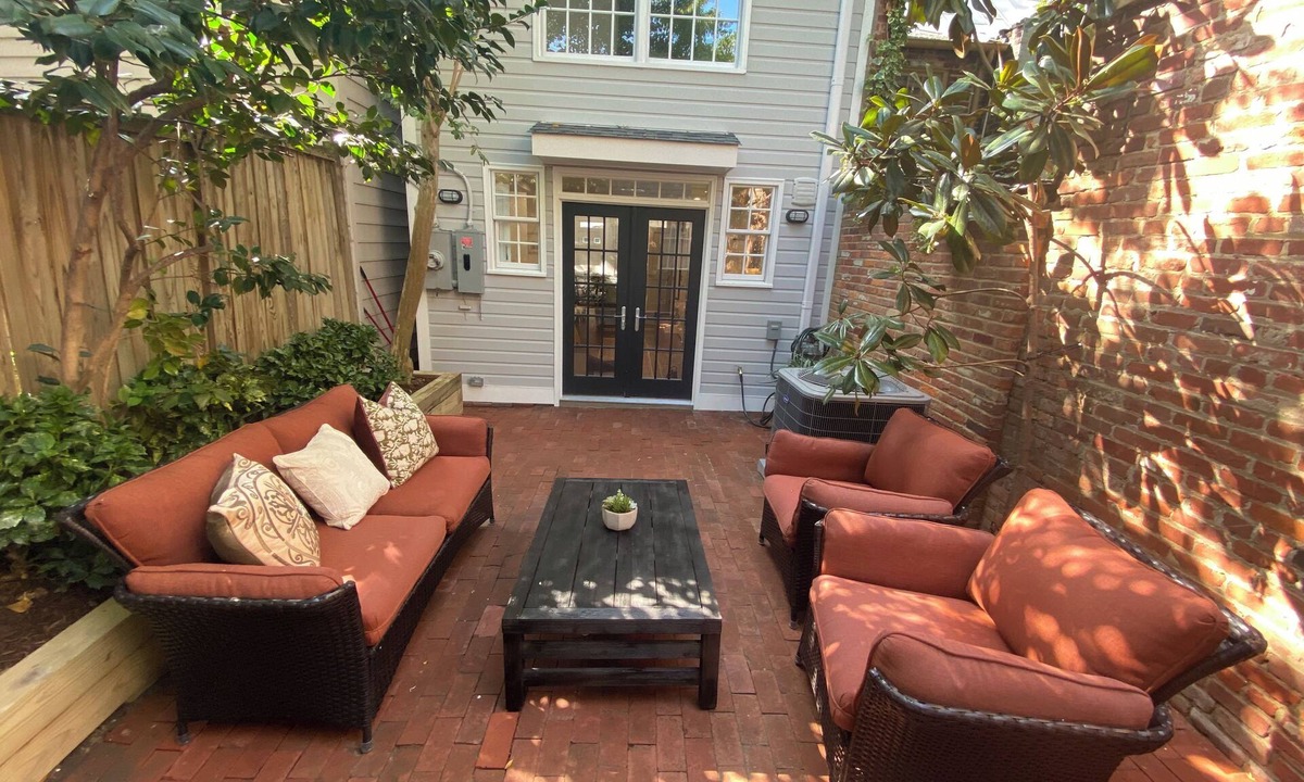 Old Town Alexandria House | Welcome to this inviting centrally located home in the heart of Alexandria,