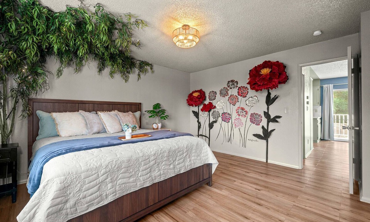 Upland House | Whimsical 2 bedrooms Inland Empire!Near ONT airpt,colleges,shopping,theme parks