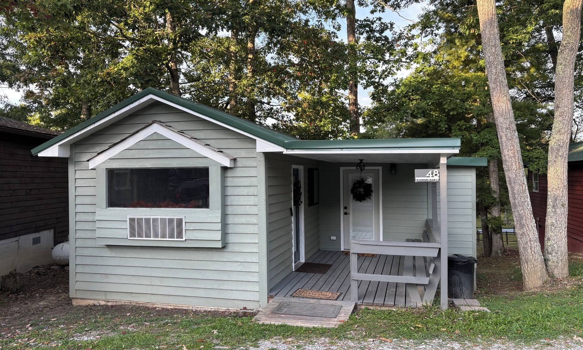 Pipestem Cabin | Whispering Pines - a Charming 2-bedroom cabin with WiFi, AC in serene Pipestem