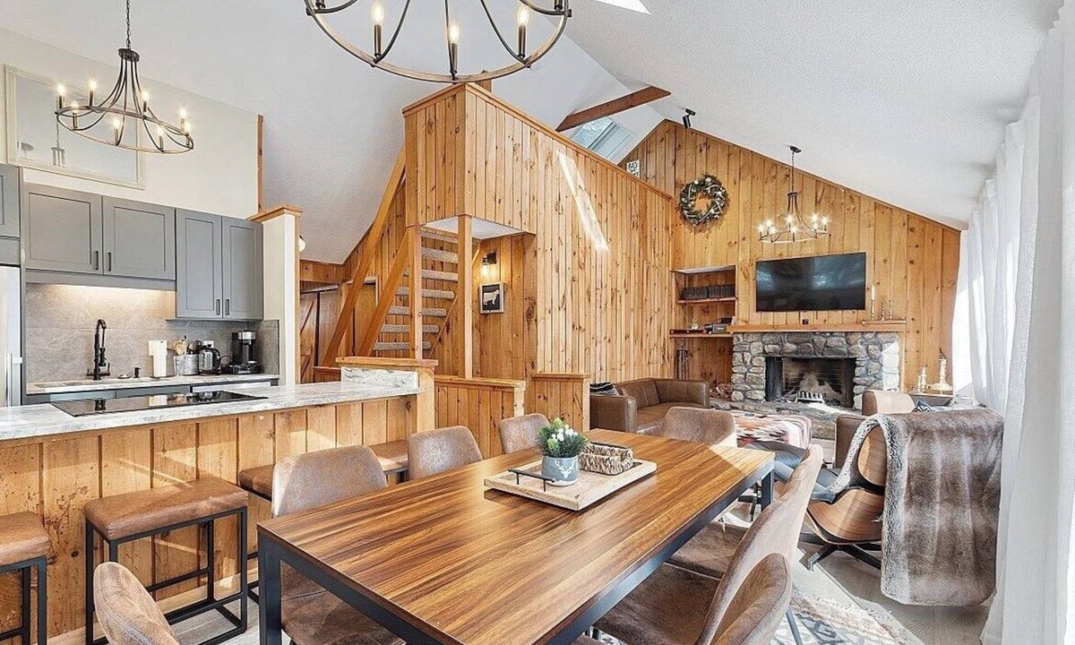 Campton House | White Mountains Chic Chateau: Updated 3BR+Loft, Sauna, Fireplace & Resort Perks