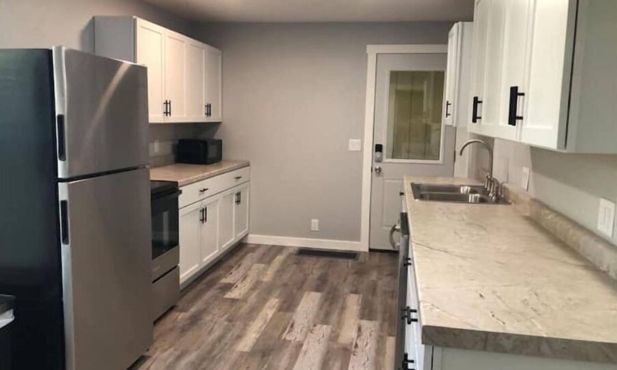 Sac City House | Whole home, sleeps 7, pets ok, Wi-Fi, Full Kitchen