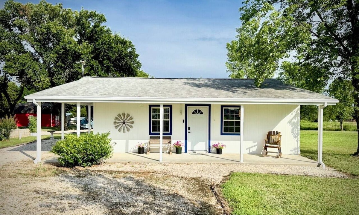Fort Scott Cottage | Windmill Country Cottage - a place to relax away from the busy!