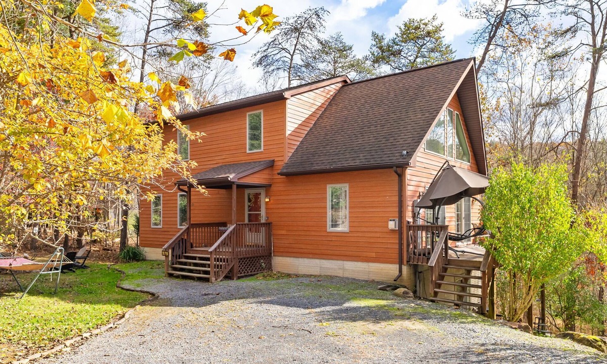Berkeley Springs Cabin | Wooded Cabin Escape w Fire Pit & Family Ready