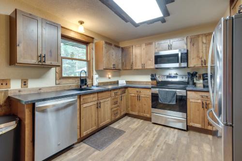 Woodruff House | Woodruff Home w/Lake Access & Pier, Near Town!